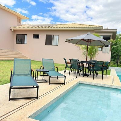 Kit 2 Espreguiçadeiras Piscina Amélia Tela Sling Braços De Madeira + Mesa Lateral Verde