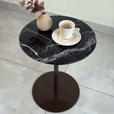 Mesa Lateral Atría Redonda Tampo Mármore Nero Base Alumínio 41CM Marrom