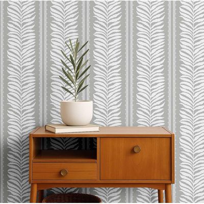 Papel de Parede Vinílico Autoadesivo Peel & Stick, Estampa Samambaia Listrada Urban Chic, À Prova d'Água, Removível, Cinza - S4Sassy 63,5 cm (L) × 304,8 cm (C) / Cinza - Vinil Liso