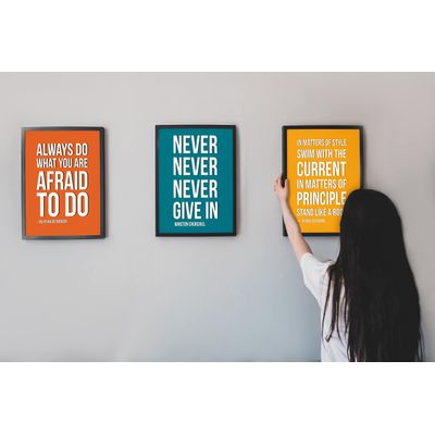 Quadro Motivador: em Estilo, Nade com a Corrente; em Princípio, Seja uma Rocha - Thomas Jefferson, 1 Un., Amarelo - Inkdotpot 30,48 Cm × 45,72 Cm / Moldura Branca