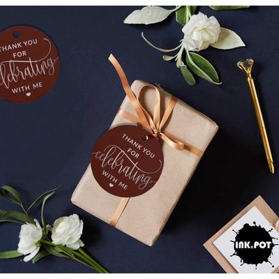 Tag para Garrafa 'Obrigado por Celebrar Comigo' Aniversário, Tag Pendurar Metalizado para Lembrancinha - Inkdotpot 50 Etiquetas Metalizadas / Marrom - Prata