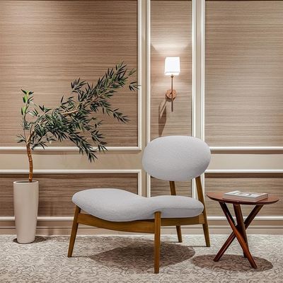 Poltrona Decorativa Yves Base Madeira Castanho Bouclé Cinza Claro - Nexta Casa