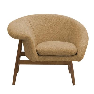Poltrona Decorativa Yumi Base Madeira Braço Direito Bouclé Camel - Nexta Casa