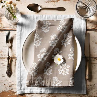 Guardanapos de Algodão Brancos com Estampa Floral Tradicional em Bloco, Conjunto de 12, 51 x 51 cm, Lavável na Máquina - Vargottam 50,8 Cm × 50,8 Cm – Pacote Com 12 Peças / Bege