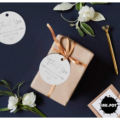 Etiquetas de Papel Pendentes para Lembrancinhas de Chá de Noiva com Foil 'Obrigada por Celebrar a Futura Noiva' - Inkdotpot 100 Etiquetas Metalizadas / Branco - Prata