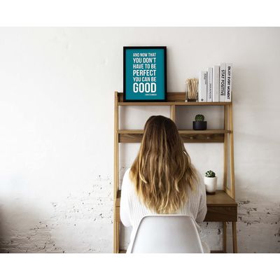 Quadro Motivacional "E Agora Que Você Não Precisa Ser Perfeito Pode Ser Bom" - Citação de John Steinbeck, 1 Unid., Verde - Inkdotpot 25,4 Cm × 30,48 Cm / Moldura Preta