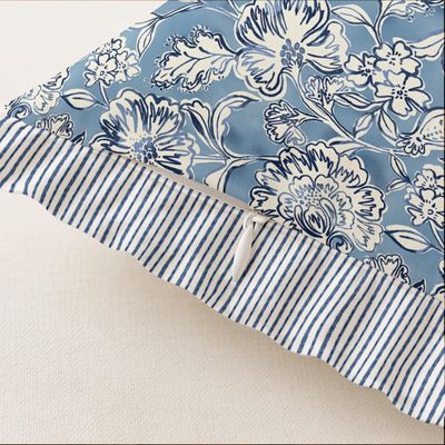Conjunto 2 Capas de Almofada Twill 100% Algodão, Dupla Face, com Babado e Zíper, Floral, Estilo Farmhouse, sem Enchimento - Vargottam 40,64 Cm × 40,64 Cm – Pacote Com 2 / Azul