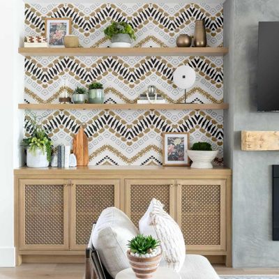 Revestimento Autoadesivo Removível em Vinil Zigzag Tribal — Mural Moderno Bege para Quarto, Banheiro, Lavanderia, Closet - S4Sassy 63,5 cm (L) × 914,4 cm (C) / Bege - Vinil Liso