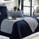 Kit De Peseira Para Cama Estampada Vernazza Com Fronhas E Almofada 04 Peças - Tecido Jacquard Estampado Cor Azul Marinho