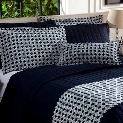 Kit De Peseira Para Cama Estampada Vernazza Com Fronhas E Almofada 04 Peças - Tecido Jacquard Estampado Cor Azul Marinho
