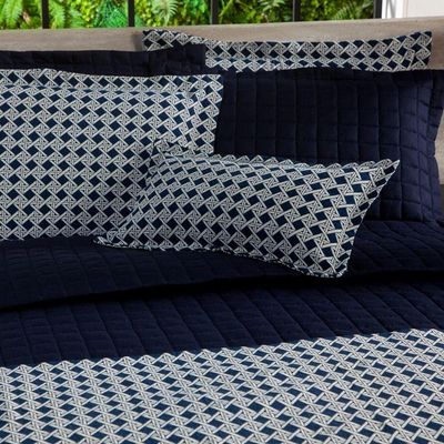 Kit De Peseira Para Cama Estampada Vernazza Com Fronhas E Almofada 04 Peças - Tecido Jacquard Estampado Cor Azul Marinho