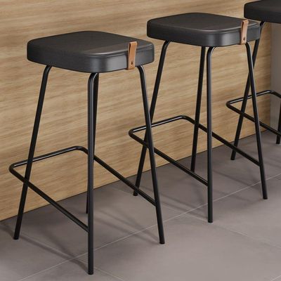 Kit 02 Banquetas Médias Para Cozinha Vik Estofada Couríssimo Preto - Desk Design