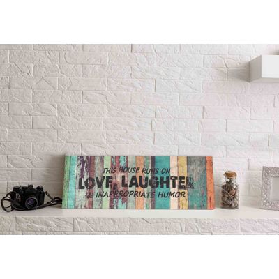 Placa Decorativa de Parede "This House Runs On Love, Laughter & Inappropriate Humor" Estilo Rústico - Inkdotpot 20,32 Cm × 60,96 Cm / Multicolorido