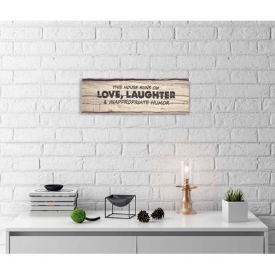 Arte em Tela com Frase "Esta Casa Funciona com Amor, Risadas e Humor" Estilo Rústico - Inkdotpot 20,32 Cm × 60,96 Cm / Marrom