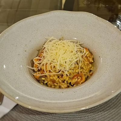 Prato para Massa Orgânico Latte 25cm Risoto Caldo Cerâmica Porto Brasil Chapéu Mesa Posta Restaurante