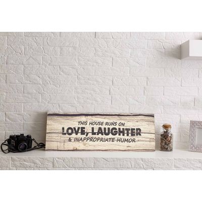 Arte em Tela com Frase "Esta Casa Funciona com Amor, Risadas e Humor" Estilo Rústico - Inkdotpot 15,24 Cm × 43,18 Cm / Marrom