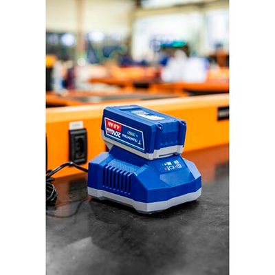 Kit 2 Baterias by Total 20V 4,0Ah Lithium-Ion + Carregador 4,0A Tramontina Azul e Cinza / Bivolt