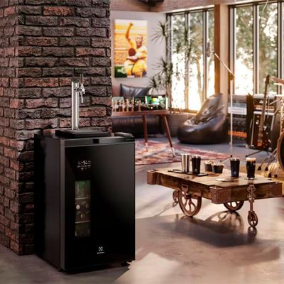 Cervejeira Home Bar EB10C Frost Free 100L com Torre de Chopp Porta de Vidro Electrolux Preto / 220V