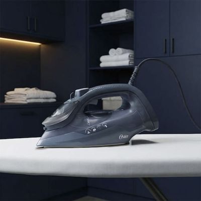 Ferro de Passar a Vapor Oster AeroCeramic 250ml Vapor Vertical Base AeroCeramic Spray Preto / 110V