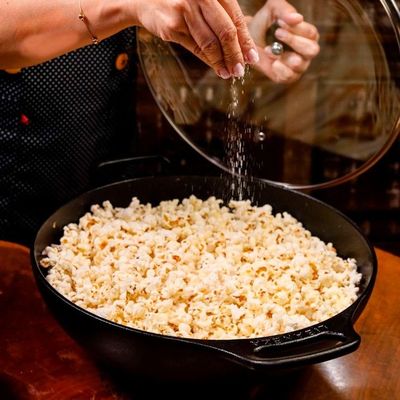 Panela Frigideira Wok Tv Pf 36cm Ferro Fundido 2 Alças Preta para Diversos Tipos de Fogão Libaneza