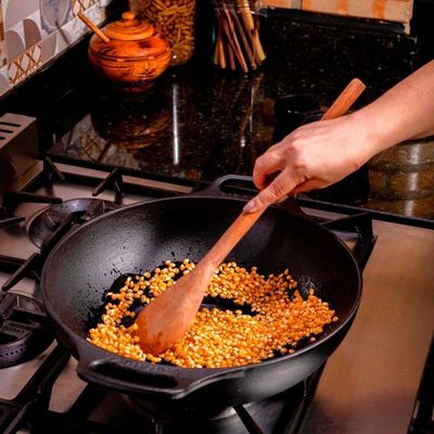 Panela Frigideira Wok Tv Pf 36cm Ferro Fundido 2 Alças Preta para Diversos Tipos de Fogão Libaneza
