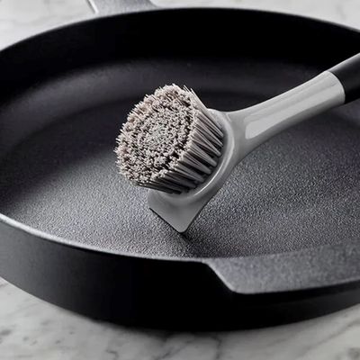 ESCOVA KITCHENAID DE LAVAR LOUÇA DE FERRO FUNDIDO PRETO 26CM KEG882OHOBA